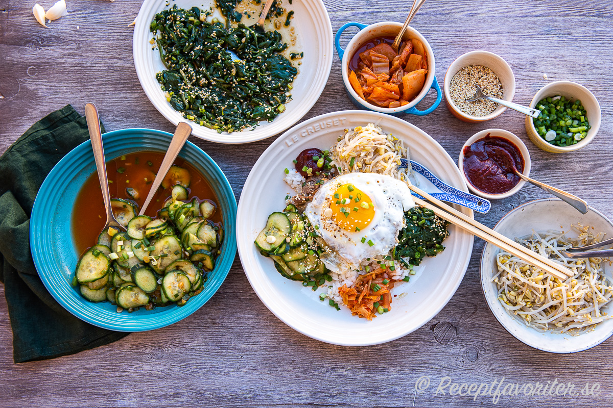 Den sesammarinerade spenaten serverad med koreansk Bibimbap - rispytt. Den sesammarinerade spenaten serverad med koreansk Bibimbap - rispytt.