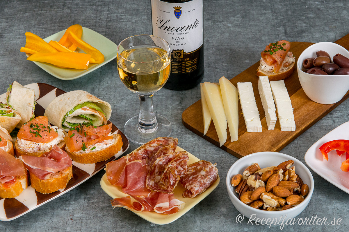 Fino sherry serverad till några olika tapas. Fino sherry serverad till några olika tapas.