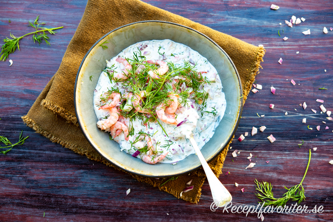 Skagenröra med dill i skål Skagenröra med dill i skål