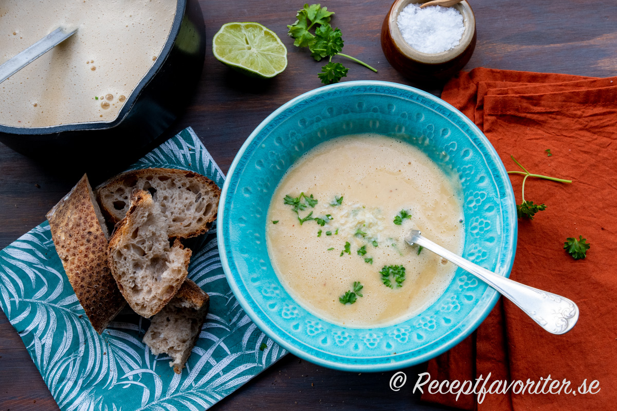 En mixad slät soppa med grund av röda linser, kokosmjölk, röd currypasta, lime och lök samt vitlök. En mixad slät soppa med grund av röda linser, kokosmjölk, röd currypasta, lime och lök samt vitlök.