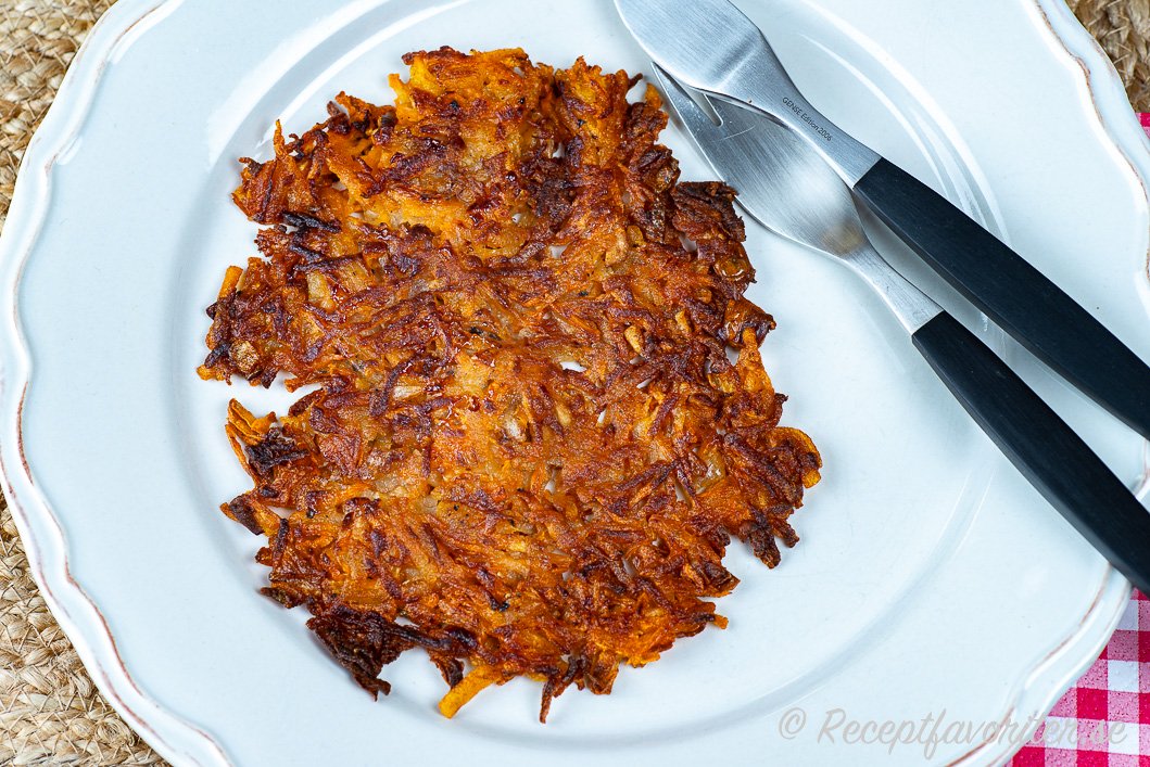 Knaperstekta rårakor med sötpotatis och potatis på tallrik Knaperstekta rårakor med sötpotatis och potatis på tallrik