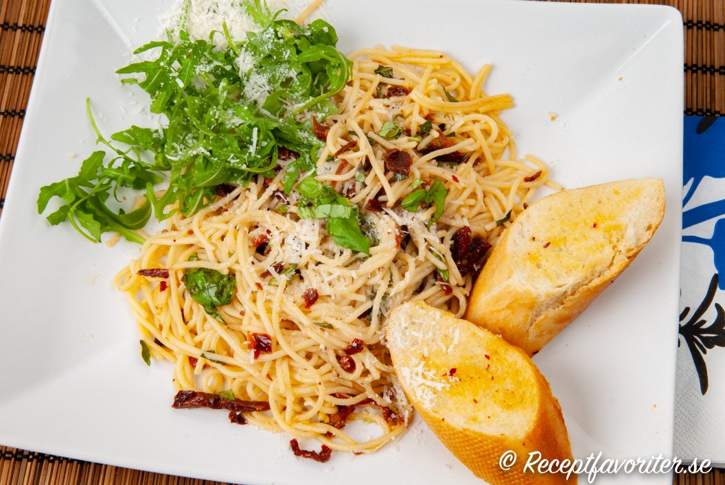 Spagetti med soltorkade tomater på tallrik Spagetti med soltorkade tomater på tallrik