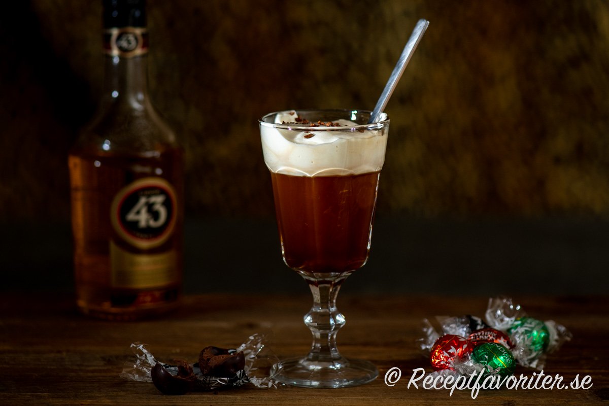 En varm kaffedrink med spansk likör Liqor 43 toppad med kaffe och vispad grädde. Chokladtryfflar vid sidan. En varm kaffedrink med spansk likör Liqor 43 toppad med kaffe och vispad grädde. Chokladtryfflar vid sidan.