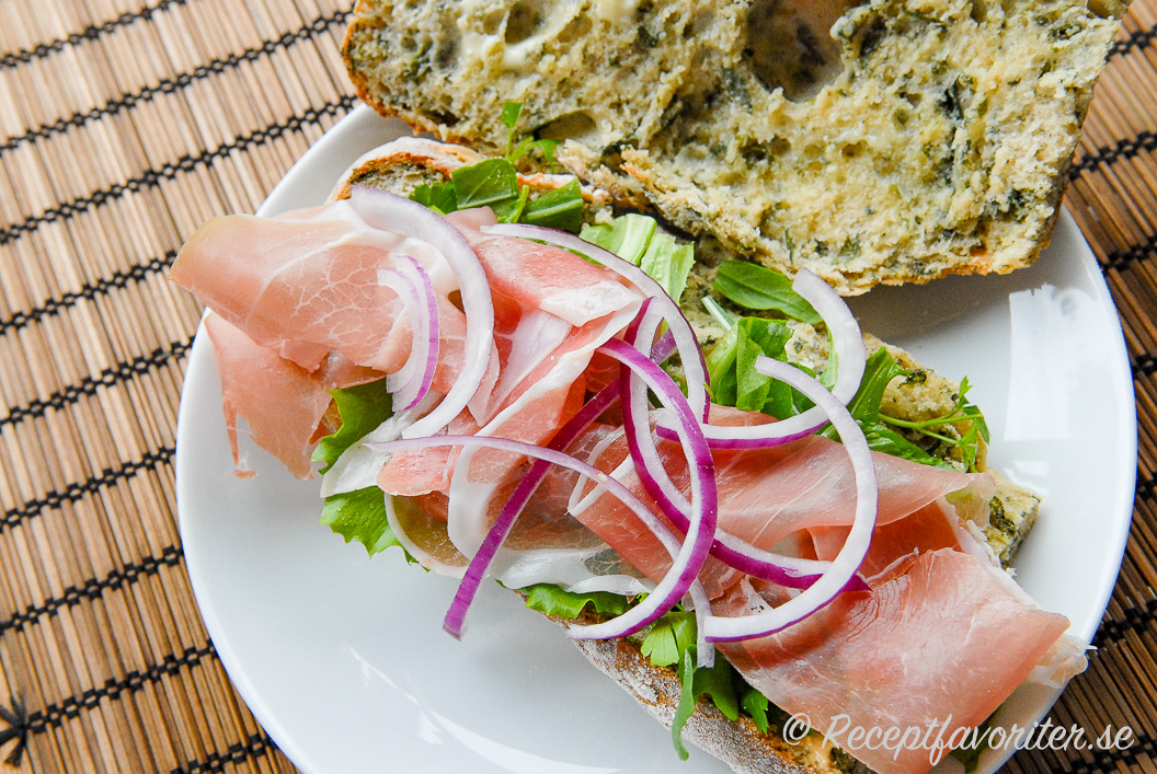 Förslag på fyllning i mackorna med prosciutto, rödlök, sallad med mera. Förslag på fyllning i mackorna med prosciutto, rödlök, sallad med mera.