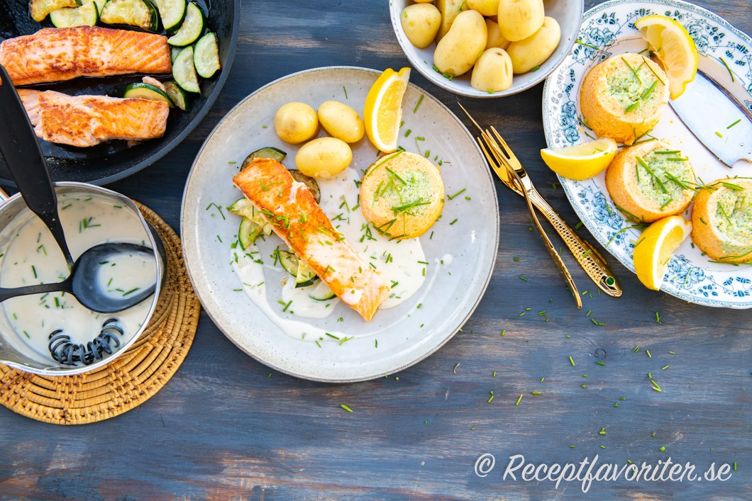 Stekt lax med zucchini, vitvinssås, grönsakstimbaler, kokt potatis och citron. 