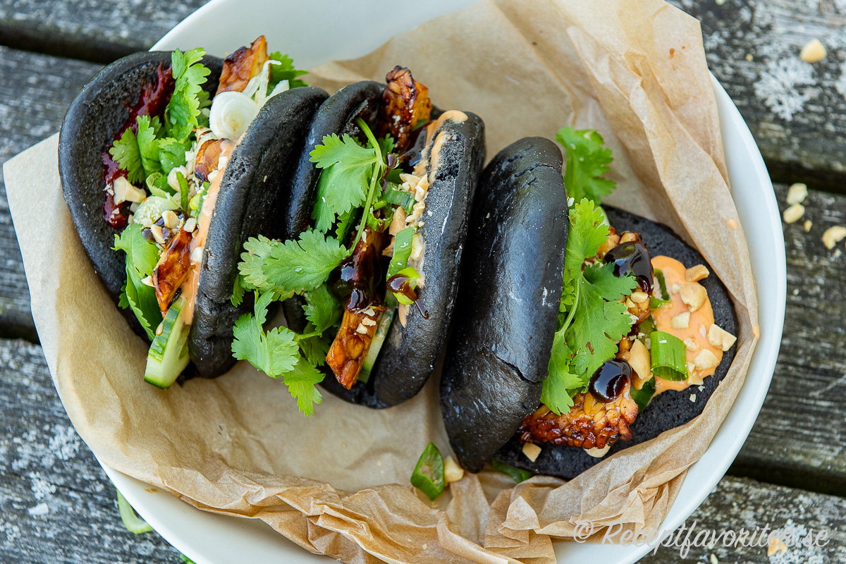 Bao - ångade bröd som bakas som fickor du kan fylla med asiatiska smaker som marinerad grillad tempeh, färsk koriander, såser, jordnötter med mera. Bao - ångade bröd som bakas som fickor du kan fylla med asiatiska smaker som marinerad grillad tempeh, färsk koriander, såser, jordnötter med mera.