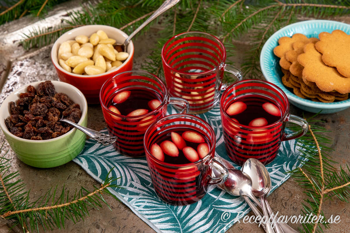 Svarta vinbär och glöggkryddor passar bra ihop och blir en god alkoholfri glögg. Svarta vinbär och glöggkryddor passar bra ihop och blir en god alkoholfri glögg.