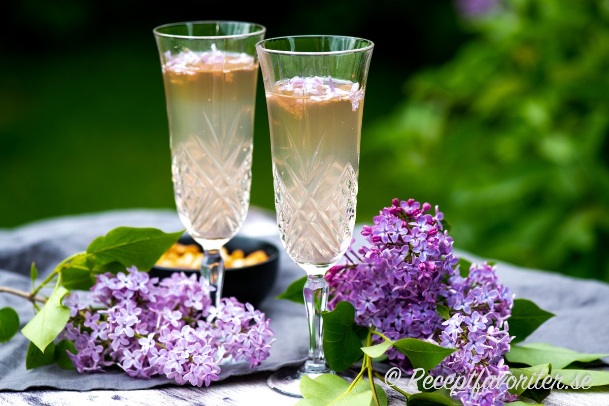 Syrensaft och prosecco blir en bubblande somrig drink. Syrensaft och prosecco blir en bubblande somrig drink.
