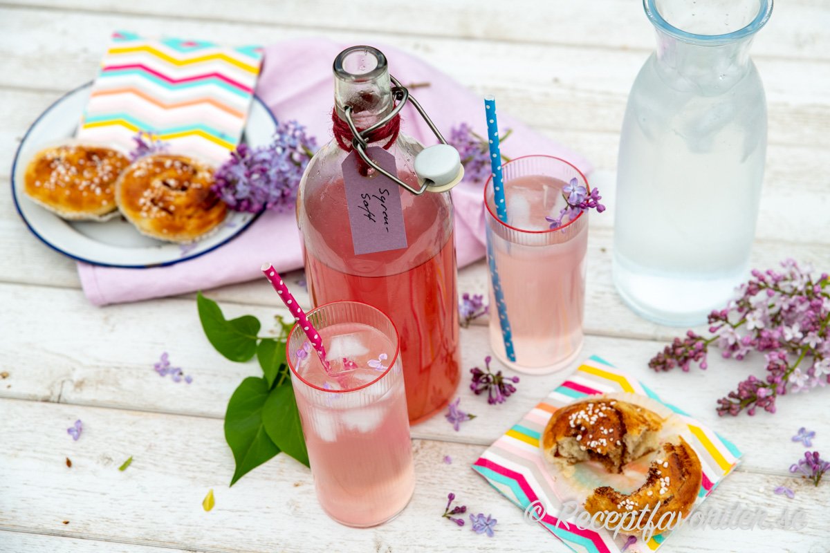 Syrensaften får en ljus rosa violett färg och blommig arom kombinerat med citron. Syrensaften får en ljus rosa violett färg och blommig arom kombinerat med citron.
