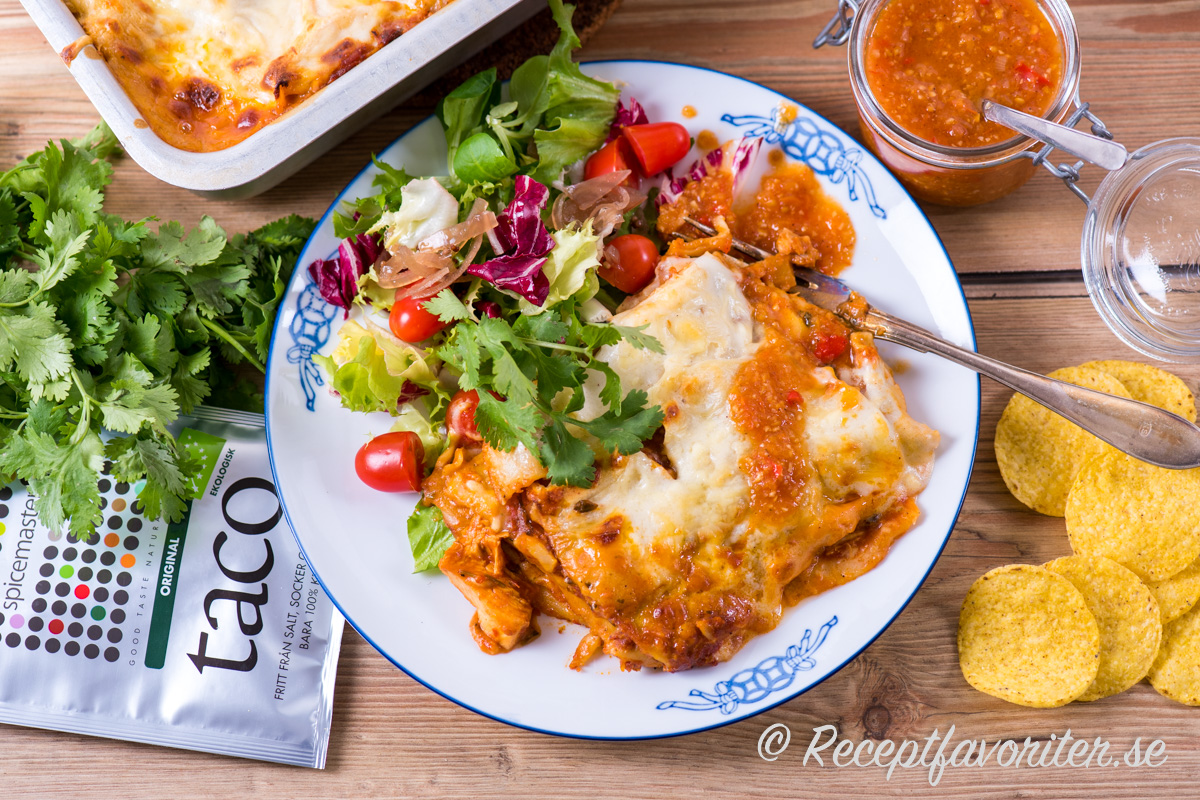 Lasagnen serverade jag med grönsallad, cocktailtomater, tortillachips samt Mexikansk picklad rödlök och chilisalsa. Lasagnen serverade jag med grönsallad, cocktailtomater, tortillachips samt Mexikansk picklad rödlök och chilisalsa.