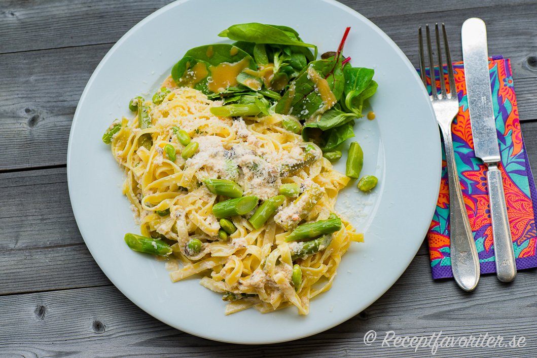 Tagliatelle pasta med sås med krabba, grädde, sparris och bönor. Tagliatelle pasta med sås med krabba, grädde, sparris och bönor.