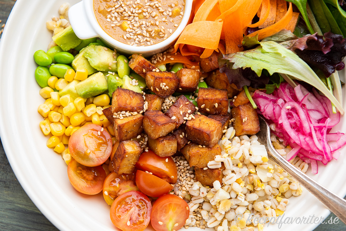 En matig vegan sallad med tempeh i pokebowl stil med min hemgjorda majsdressing och snabbpicklad rödlök. En matig vegan sallad med tempeh i pokebowl stil med min hemgjorda majsdressing och snabbpicklad rödlök.