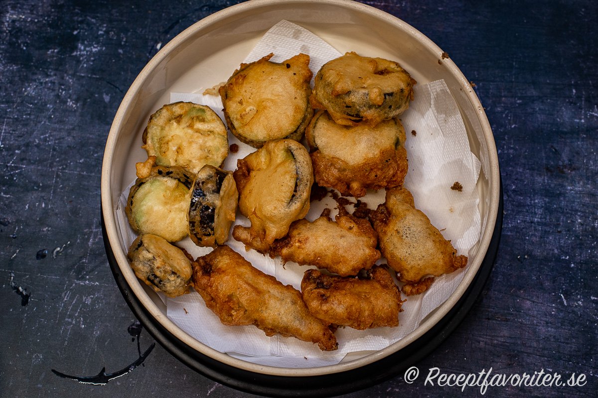Tempura med aubergine och fisk - ovan med filead fjärsing. Friterad i tempurasmet utan ägg som blir mycket knaprig och god. Serveras direkt.