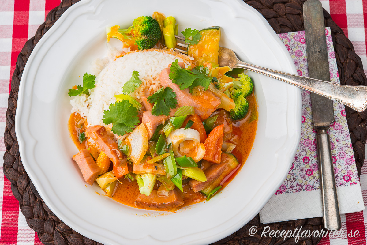 En variant på stroganoff med röd curry och thaismaker som färsk koriander och jasminris. En variant på stroganoff med röd curry och thaismaker som färsk koriander och jasminris.