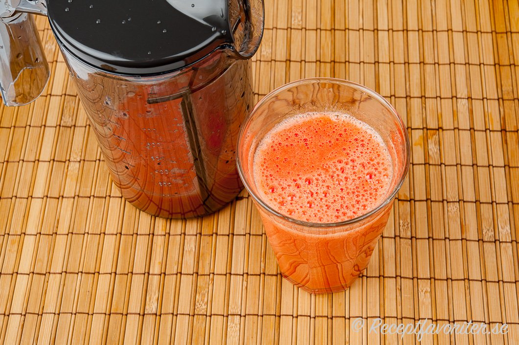 Nygjord tomatjuice i glas och kanna