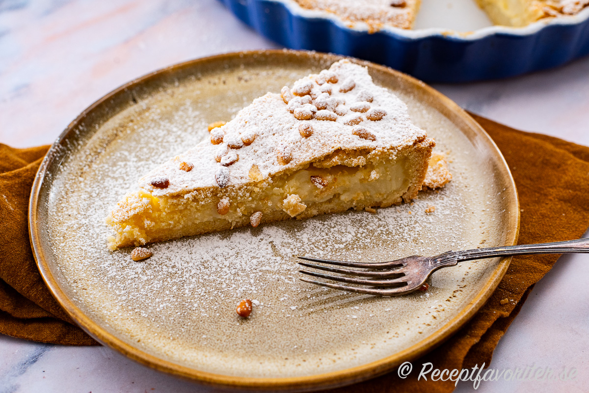 Knaprig pajdeg smaksatt med citron och krämig vaniljkräm passar utmärkt ihop med pinjenötter och florsocker. Gillar du vaniljhjärtan är Torta della nonna för dig. 