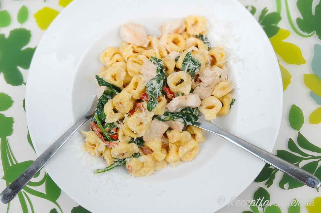 Färsk tortellini med kyckling och spenat. Färsk tortellini med kyckling och spenat.