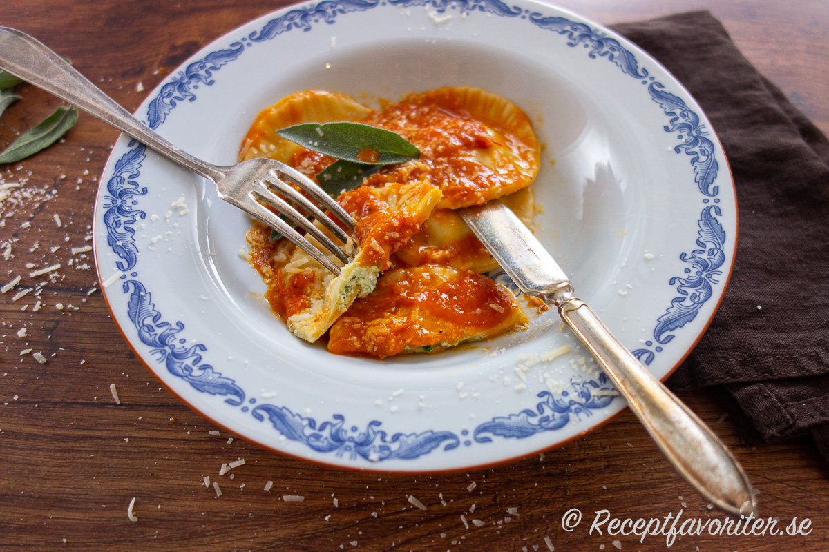 Tortelloni är större än tortellini - ovan fyllda med ricotta, hackad mangold och pesto. 