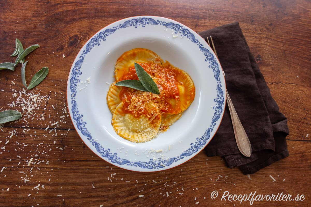 Hemgjorda pastakuddar - tortellonis - med mangold, pesto och ricotta blir riktigt goda med parmesan och tomatsås. 