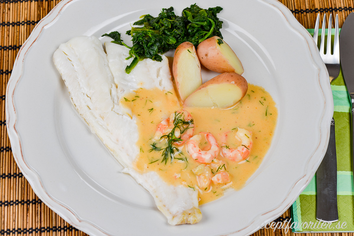 Skaldjurssåsen serverad med ugnsbakad torsk, kokt sparrispotatis samt fräst spenat. Skaldjurssåsen serverad med ugnsbakad torsk, kokt sparrispotatis samt fräst spenat.