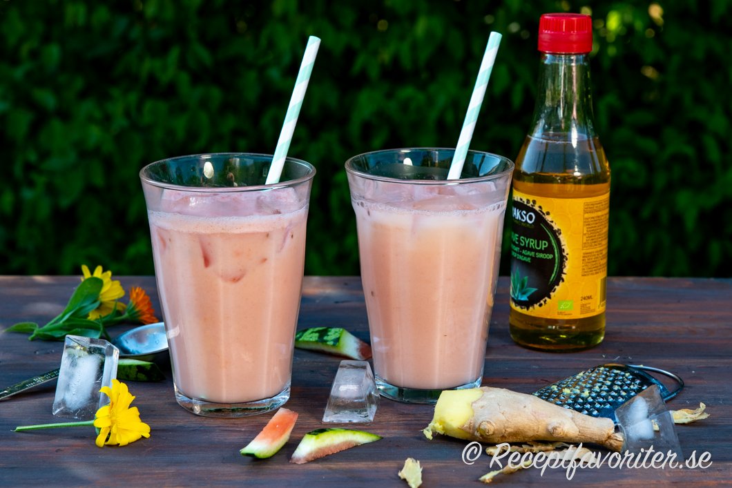 Vattenmelonlassi med färsk ingefära och is. Vattenmelonlassi med färsk ingefära och is.