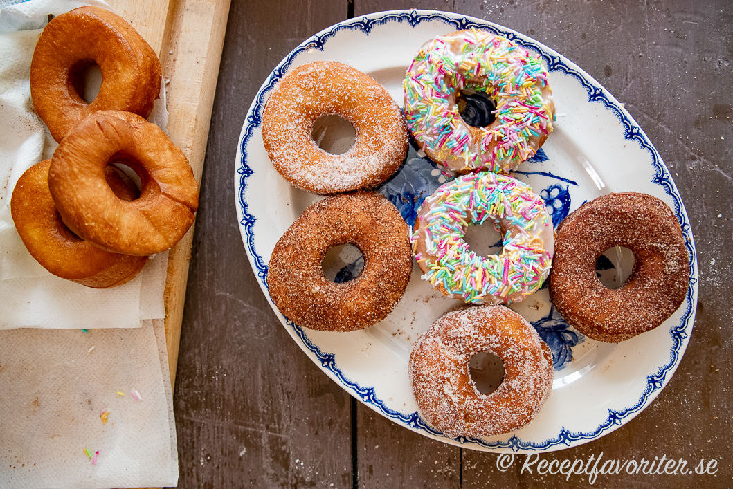 Veganska munkar eller doughnuts på fat Veganska munkar eller doughnuts på fat