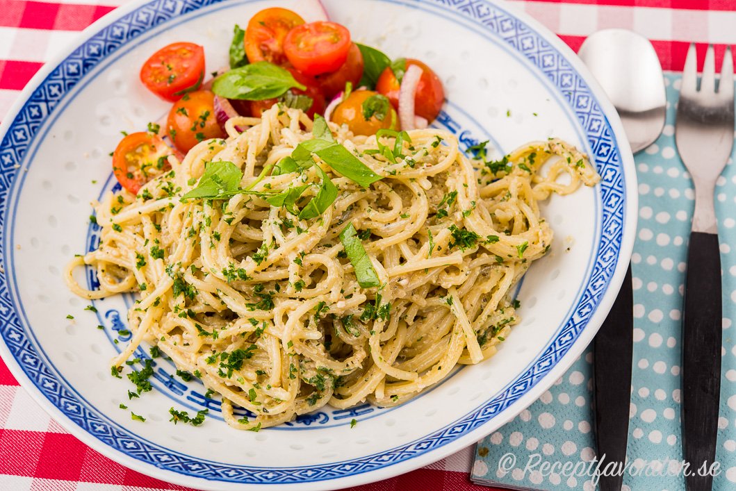 Vegan spagetti med solrospesto garnerad med färsk basilika. Vegan spagetti med solrospesto garnerad med färsk basilika.