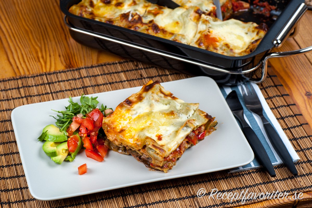 Auberginelasagne med mozzarella blir en god vegetarisk lasagne. 