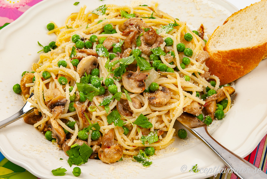 Spagetti blir gott med fräst svamp och söta gröna ärtor. Toppad med persilja och parmesan. Parmesan kan bytas mot vegan ost som prosociano. 