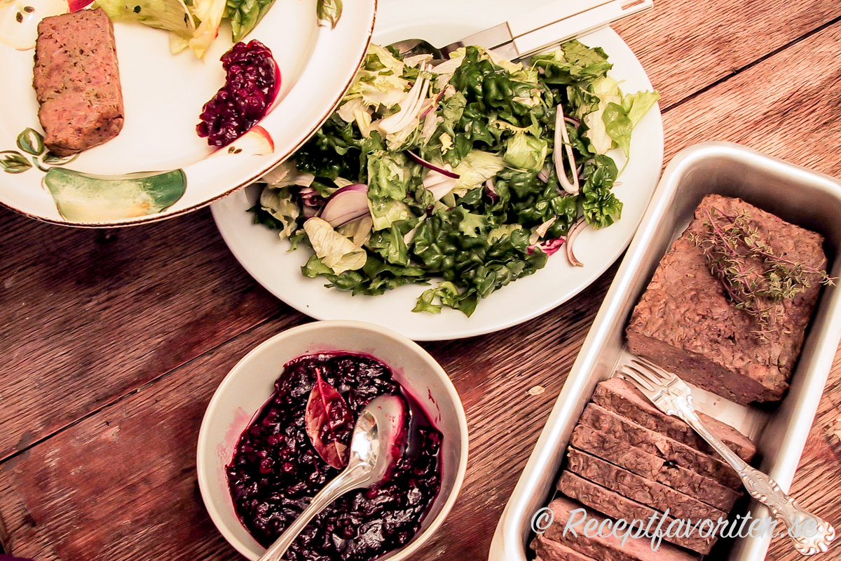 Viltpaté eller viltterrin med lingonchutney och grönsallad passar som förrätt eller på buffé, julbord eller smörgåsbord. Viltpaté eller viltterrin med lingonchutney och grönsallad passar som förrätt eller på buffé, julbord eller smörgåsbord.