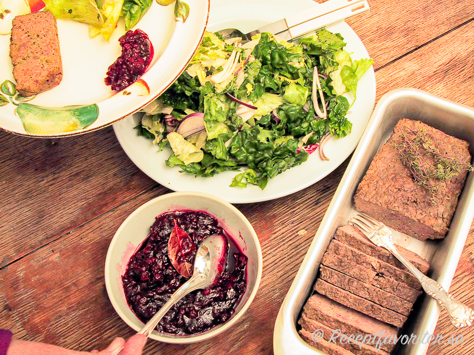Viltpaté eller viltterrin med lingonchutney och grönsallad som förrätt. Viltpaté eller viltterrin med lingonchutney och grönsallad som förrätt.