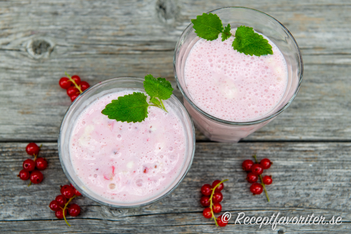 Syrliga vinbär, mjölk och vaniljglass blir en god milkshake. Syrliga vinbär, mjölk och vaniljglass blir en god milkshake.