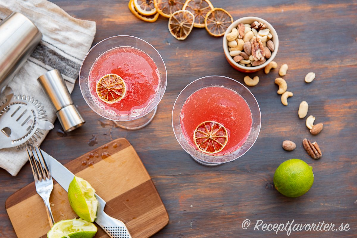Alkoholfri Cosmopolitan med torkad citrus och rostade nötter. Alkoholfri Cosmopolitan med torkad citrus och rostade nötter.