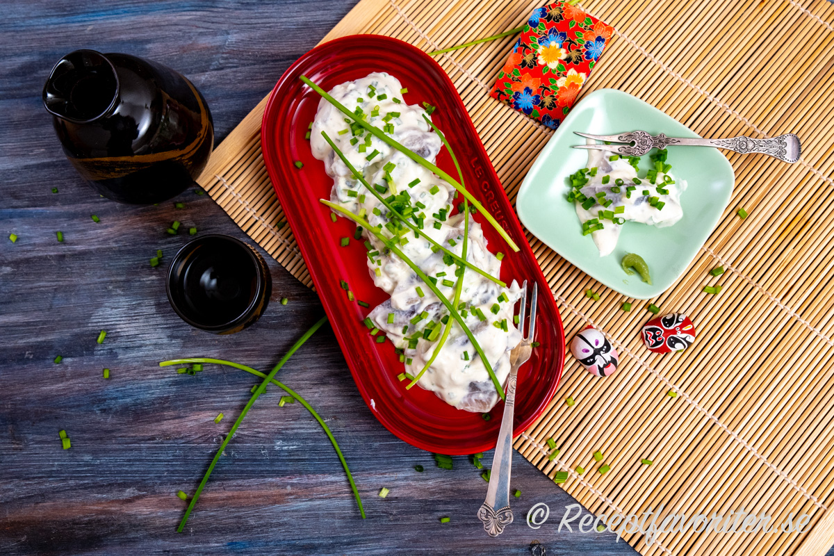 Wasabisillen garnerad med gräslök. Passar som vanlig sill till julbord, smörgåsbord, midsommar och påsk med snaps eller prova med japansk sake. Wasabisillen garnerad med gräslök. Passar som vanlig sill till julbord, smörgåsbord, midsommar och påsk med snaps eller prova med japansk sake.