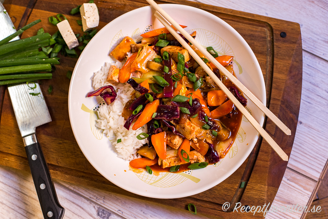 Woka tärnad tofu med grönsaker och smaksätt med sötsursås Woka tärnad tofu med grönsaker och smaksätt med sötsursås