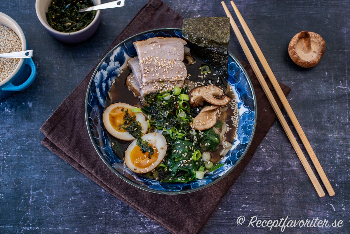 Yakibuta är ramen med fläsk - jag kokade en bit orimmad sidfläsk som gav en god buljong och kött till soppan. 
