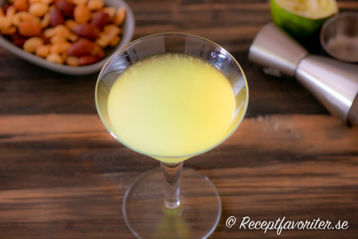 Yellow Bird är en gul cocktail med limejuice, rom, galliano och apelsinlikör. 