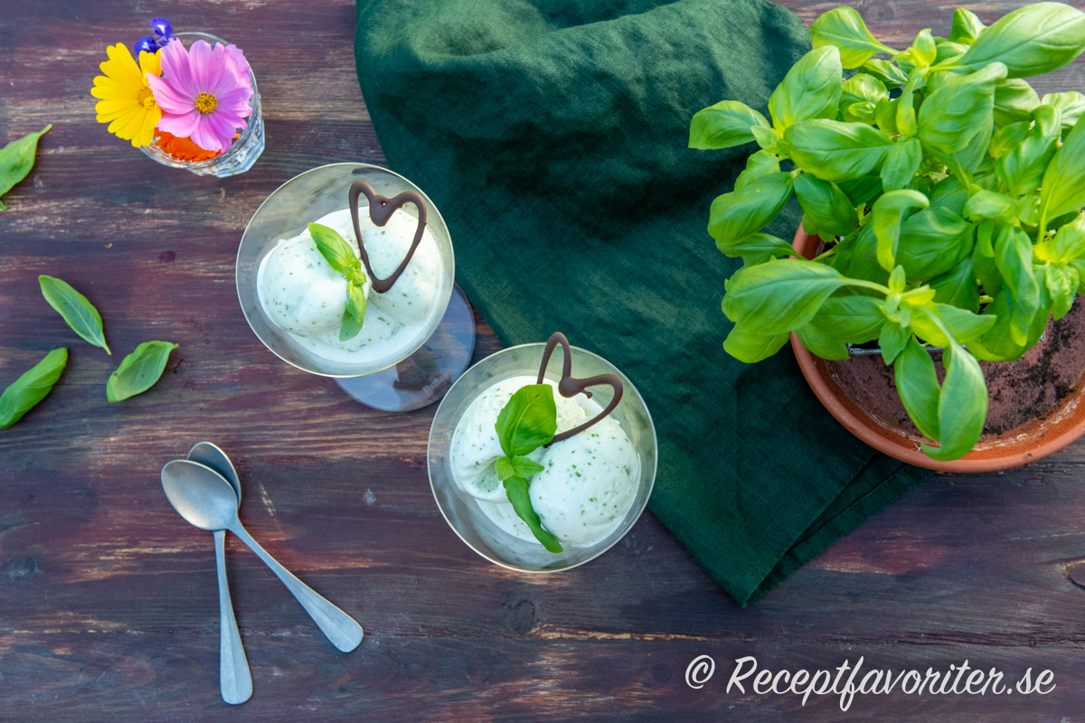 Färsk basilika passar utmärkt som smak i sorbet. Servera på egen hand eller med annan sorbet. Färsk basilika passar utmärkt som smak i sorbet. Servera på egen hand eller med annan sorbet.