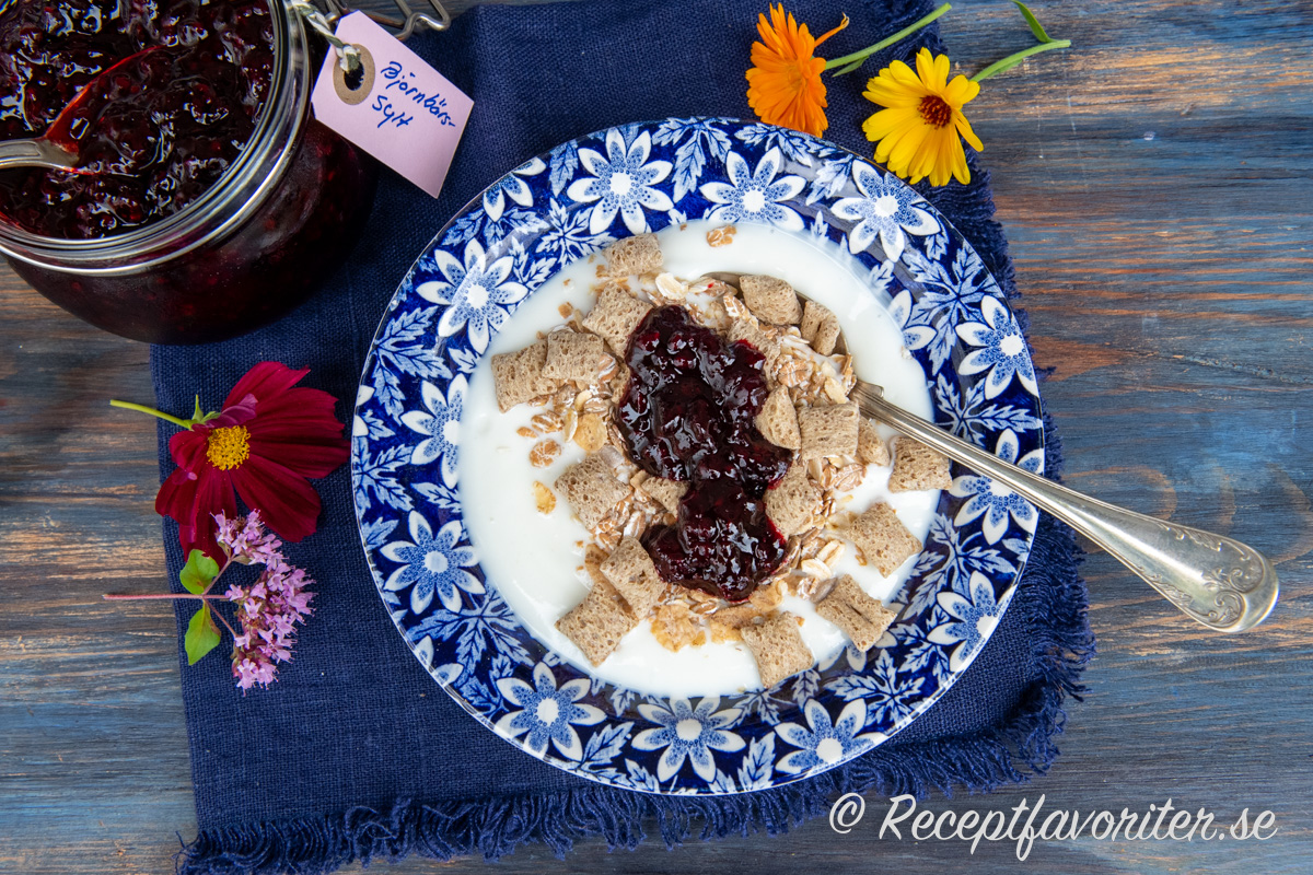 Björnbärssylt är gott till frukostflingor och gröt men också till efterrätter som ostkaka, citronpaj eller glass. Björnbärssylt är gott till frukostflingor och gröt men också till efterrätter som ostkaka, citronpaj eller glass.