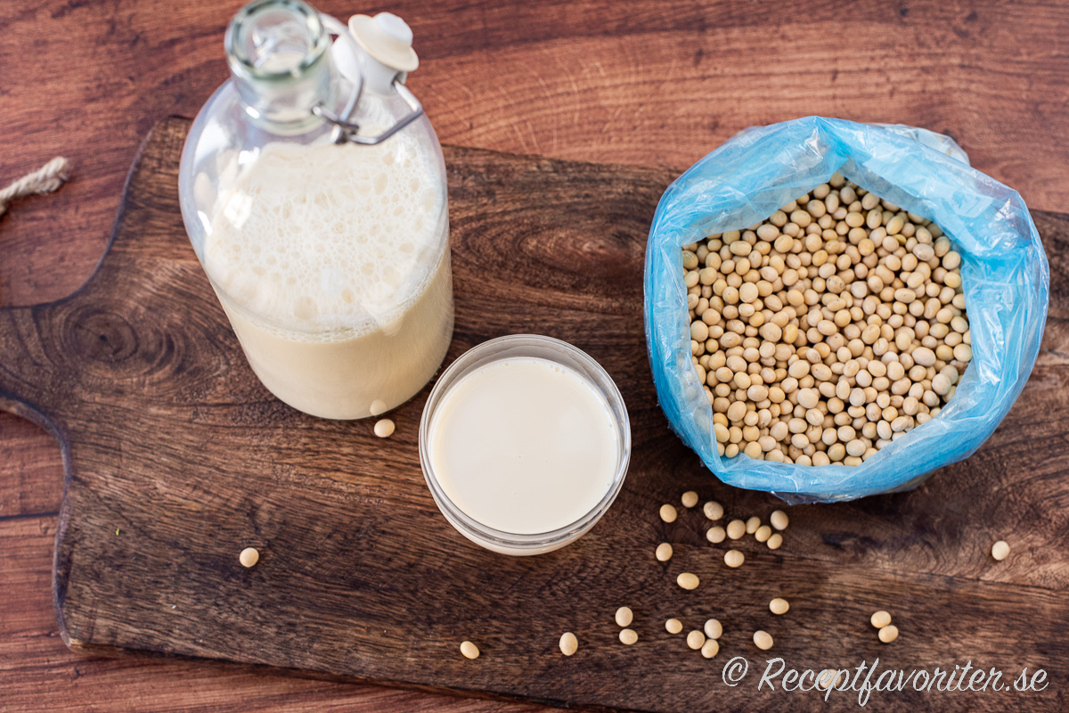 Sojamjölken är god kall som vanlig mjölk. Den kan även ystas till tofu eller användas som vanlig mjölk i matlagning ex. pannkakor, såser och bakning. Sojamjölken är god kall som vanlig mjölk. Den kan även ystas till tofu eller användas som vanlig mjölk i matlagning ex. pannkakor, såser och bakning.