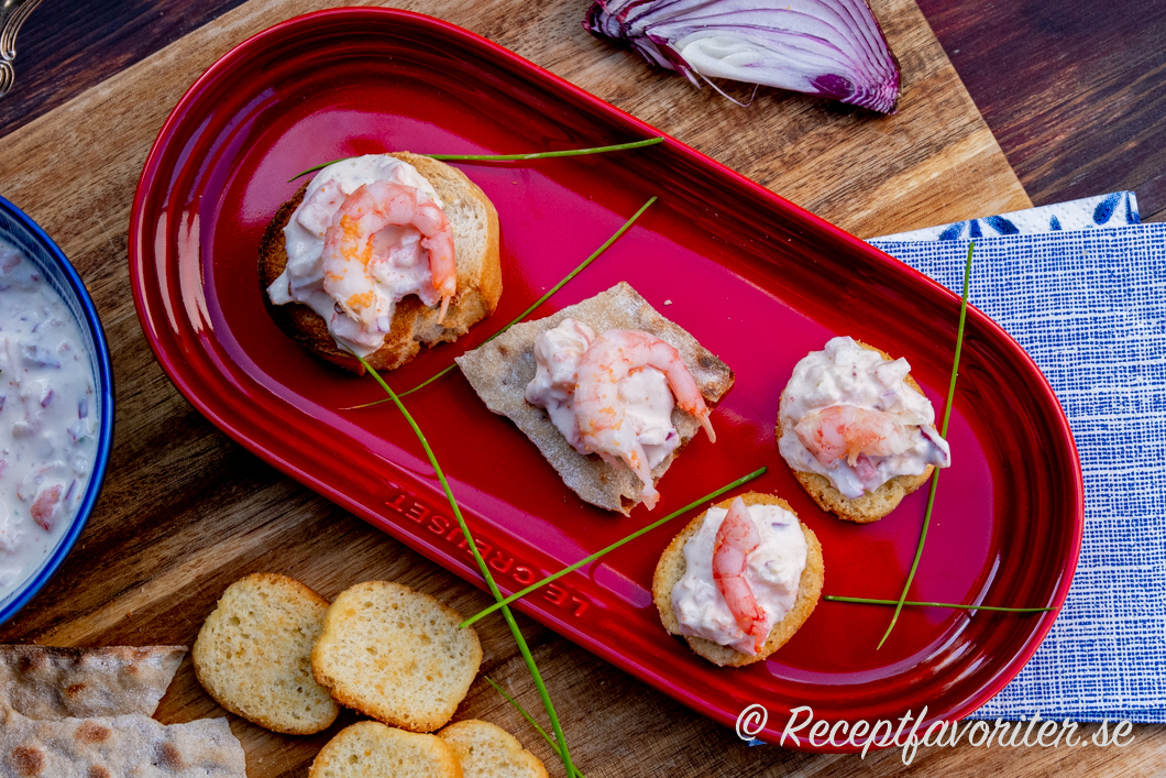 Räkröran serverad som tilltugg och aptitretare på tre olika bröd - crostinis, delikatessknäcke och rostad ljus baguette. Räkröran serverad som tilltugg och aptitretare på tre olika bröd - crostinis, delikatessknäcke och rostad ljus baguette.