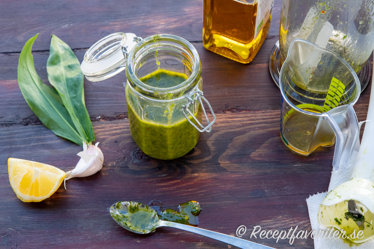 Ramslöksolja blir grön och fin samt god i smaken.  Ramslöksolja blir grön och fin samt god i smaken.