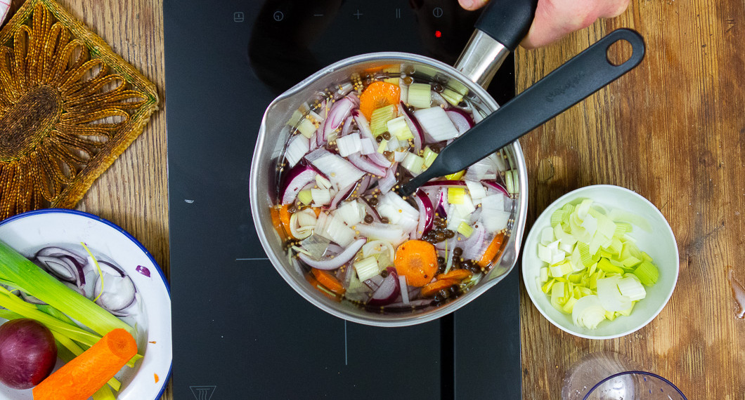 Kokt 1-2-3 ättikslag med grönsaker i kastrull