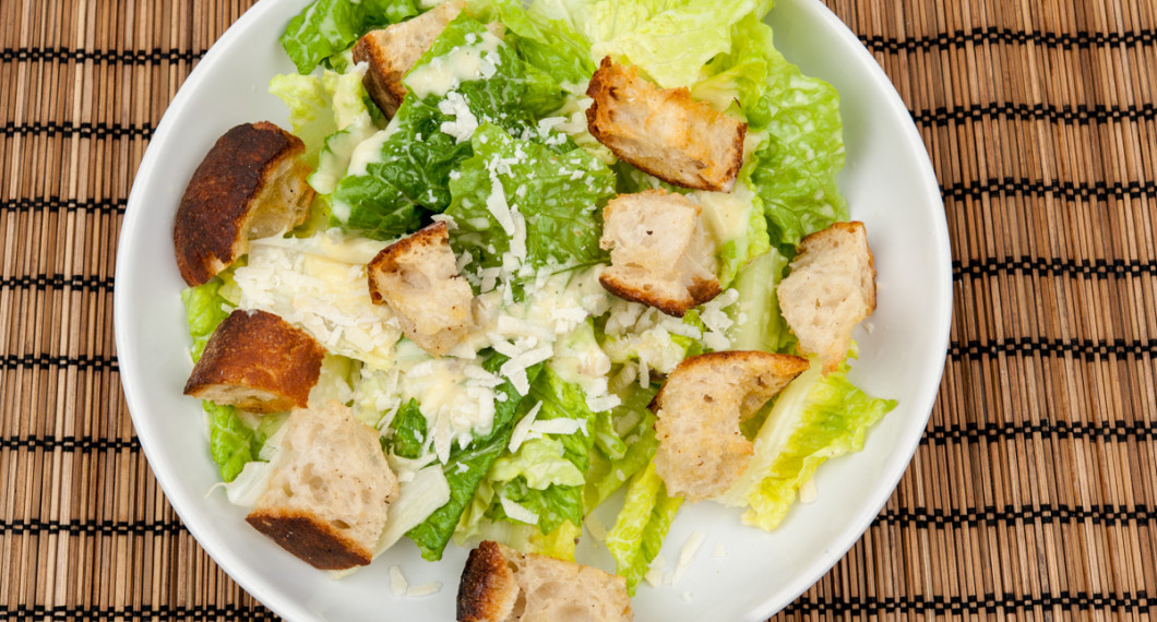 Caesarsallad au naturell med dressing, romansallad, krutonger och parmesan. 