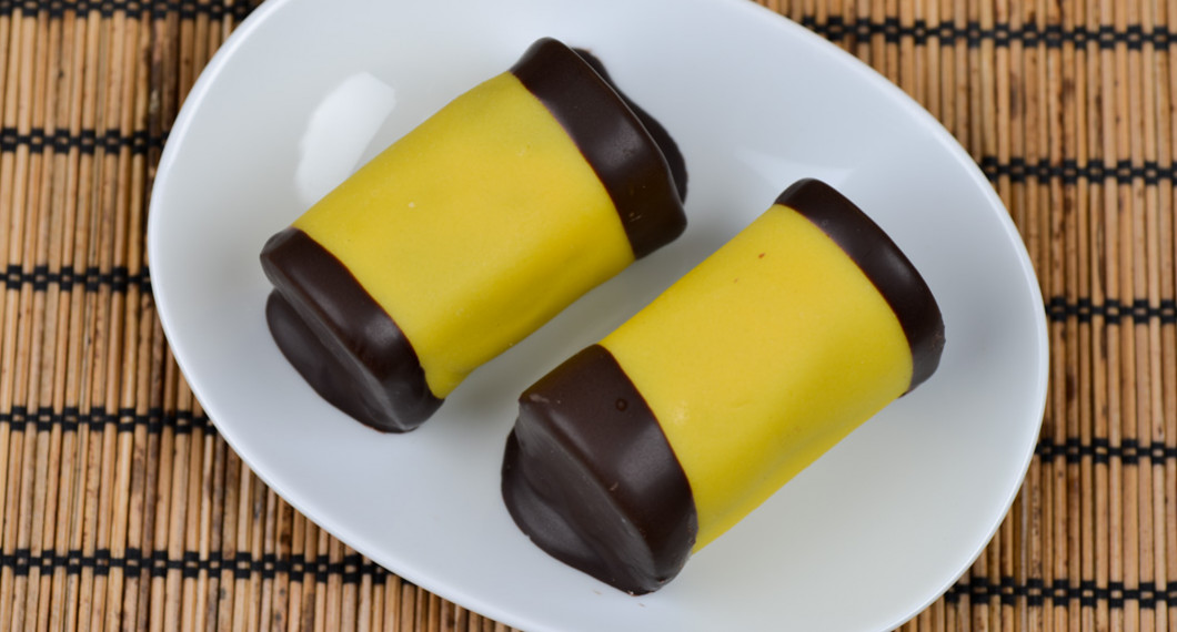 Dammsugarfyllningen kan du blanda av överbliven och torr sockerkaka eller muffins som blandas med smör, kakao, arrak eller punsch, vaniljsocker samt socker till en degig och god fyllning. 