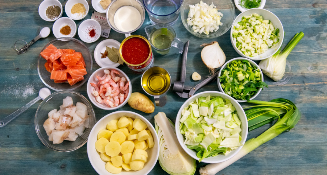 Ingredienser till fisksoppan: torsk, lax, salt, socker, timjan, cayenne, vitpeppar, saffran, fiskbuljong, stjärnanis, lagerblad, räkor, potatis, grädde, krossade tomater, olivolja, vitt vin, vatten, vitkål, vitlök, lök, purjolök och fänkål.  