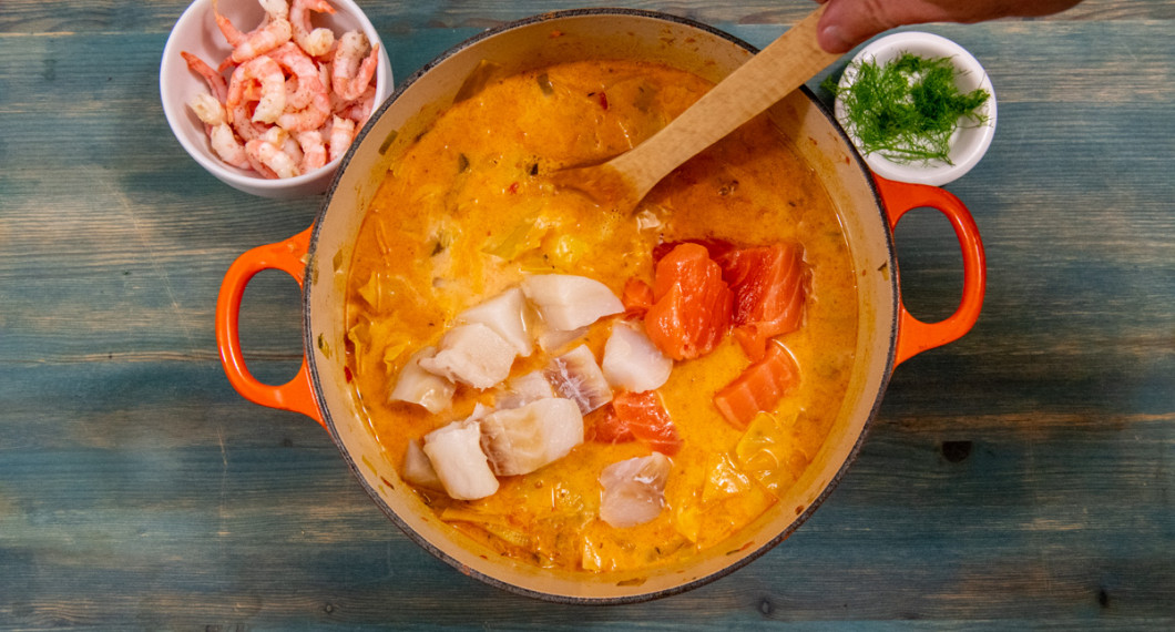 Lägg i fisk och koka upp samt låt småkoka i någon minut. Tillsätt räkorna precis innan servering. 