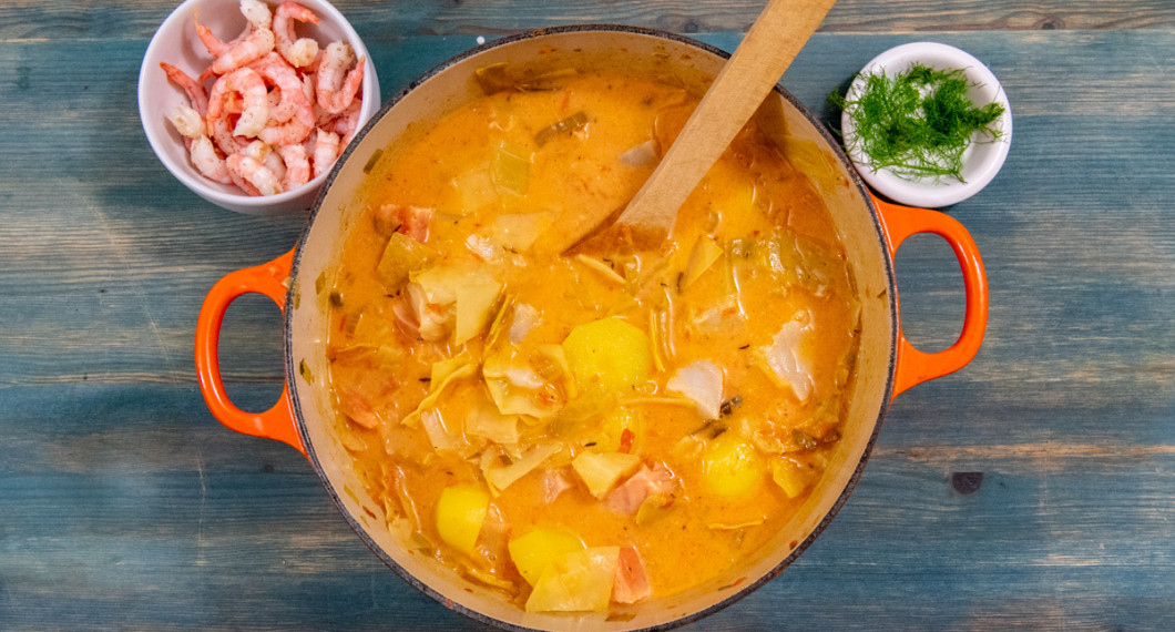 Fisksoppan är klar att serveras - bara att vända i räkorna och garnera med lite blad av fänkål om du har det. 