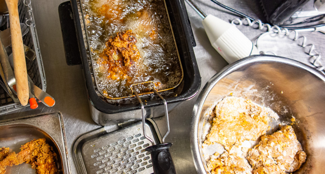 Fritera delar med liknande storlek av kycklingen samtidigt som lårbitar; bröstbitar och vingbitar för sig så blir de klara samtidigt i fritösen.