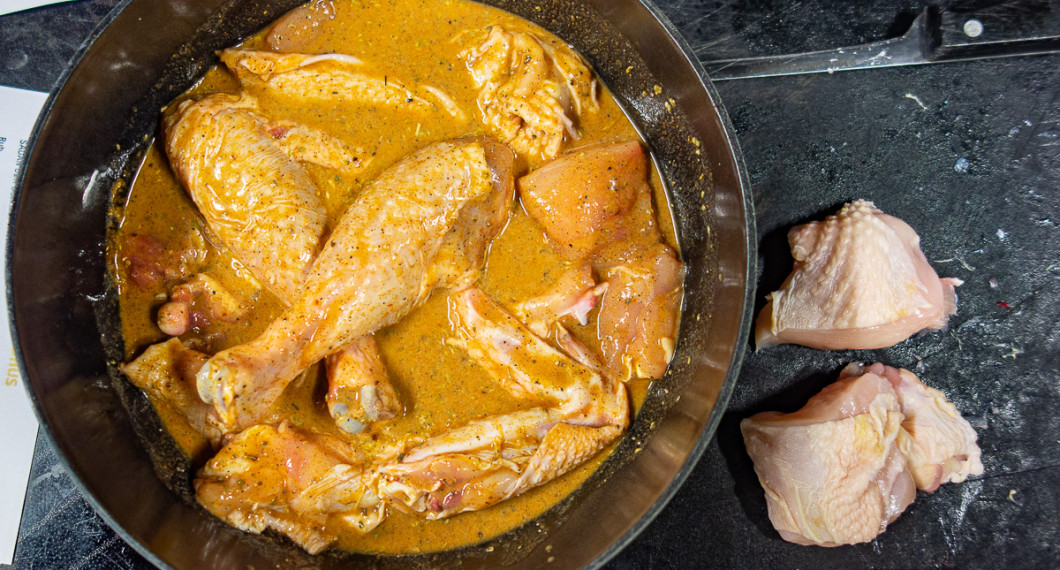 Kycklingen styckas och läggs i marinaden någon eller några timmar innan eller övernatten i kylen.